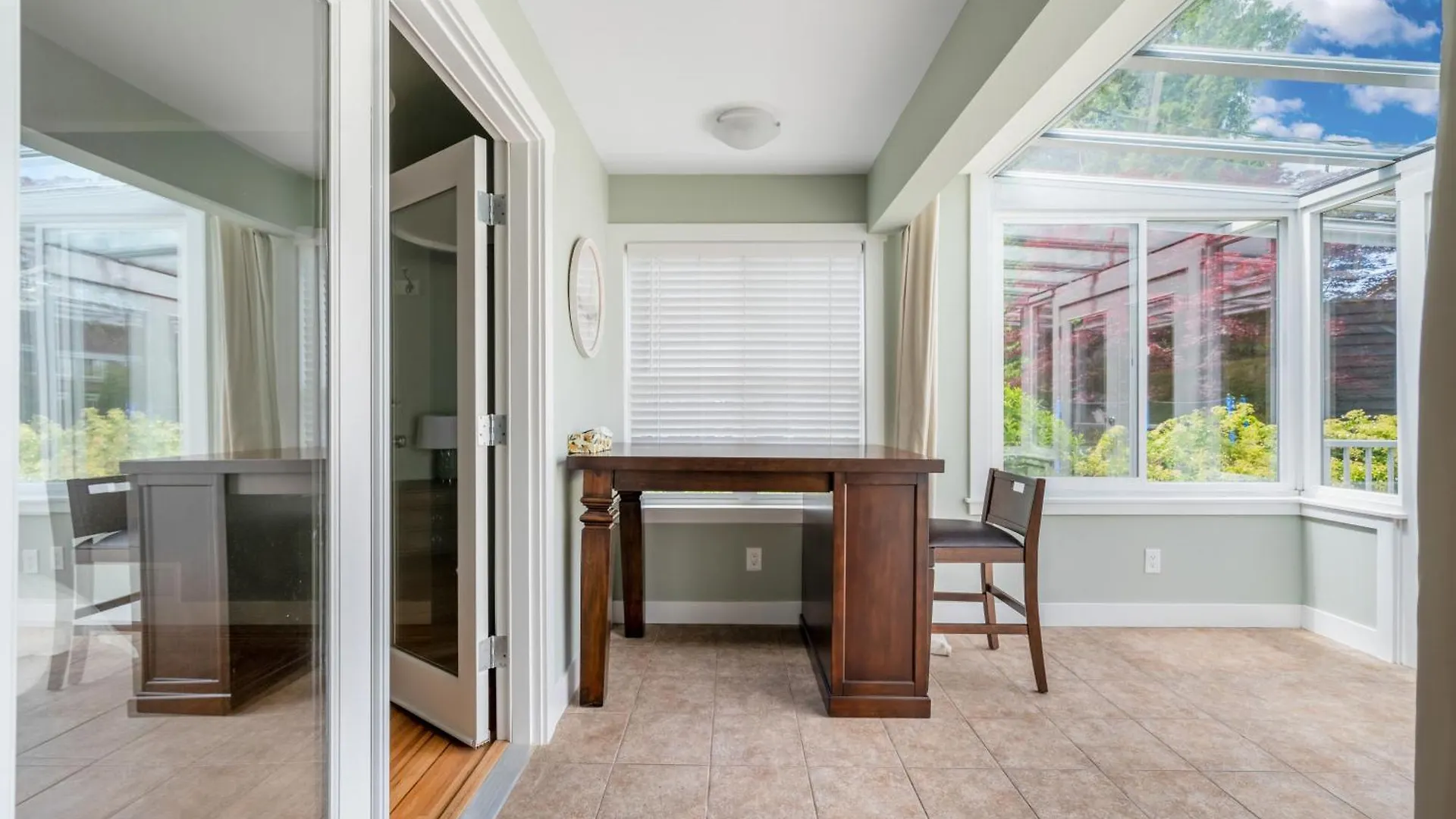 Guest house Comfort House In Kerrisdale Private And Shared Rooms Vancouver